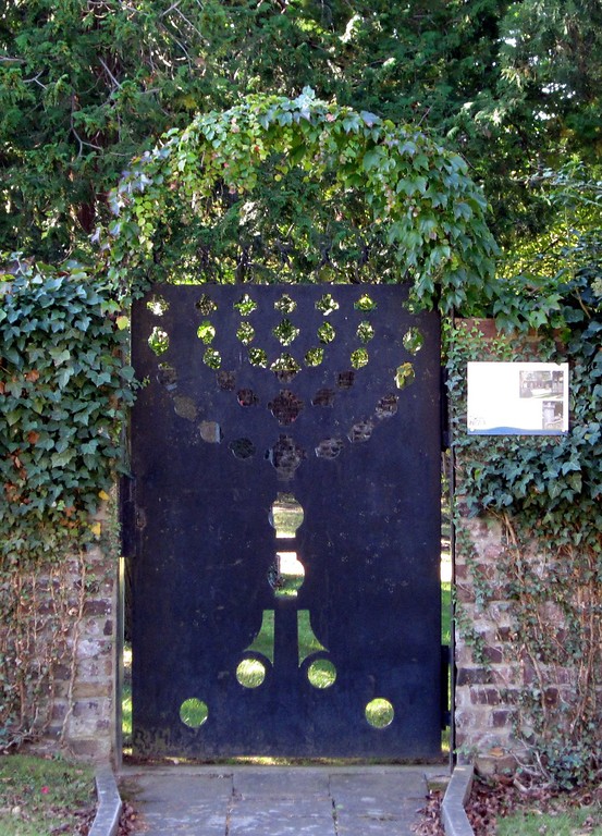 Eingangstor des Jüdischen Friedhofs Lerchenstraße in Mondorf (2011).