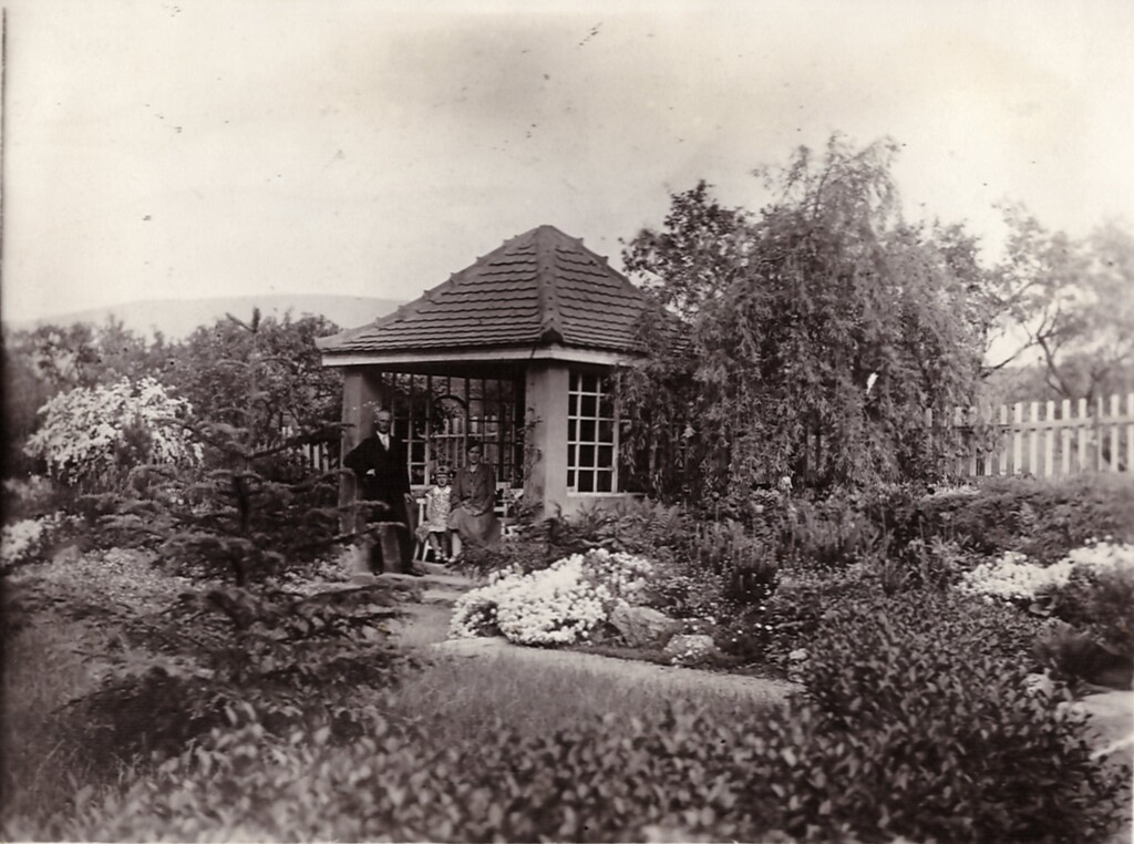 Das Gartenhaus mit Herrn Leps im Jahr 1930.