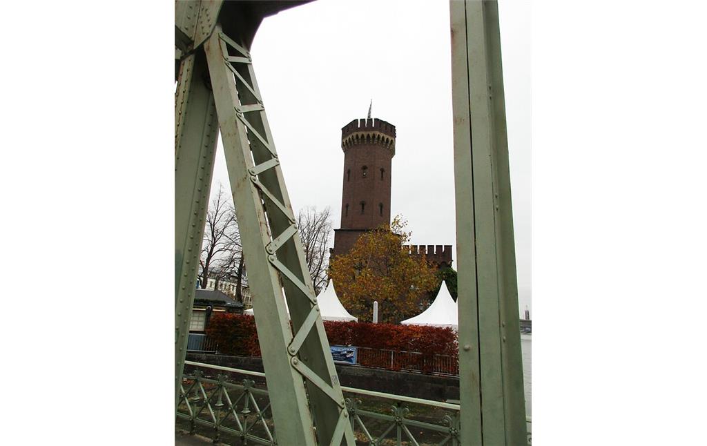 Blick von der Hafendrehbrücke zum Kölner Rheinauhafen auf den Malakoffturm am Kölner Holzmarkt (2021).