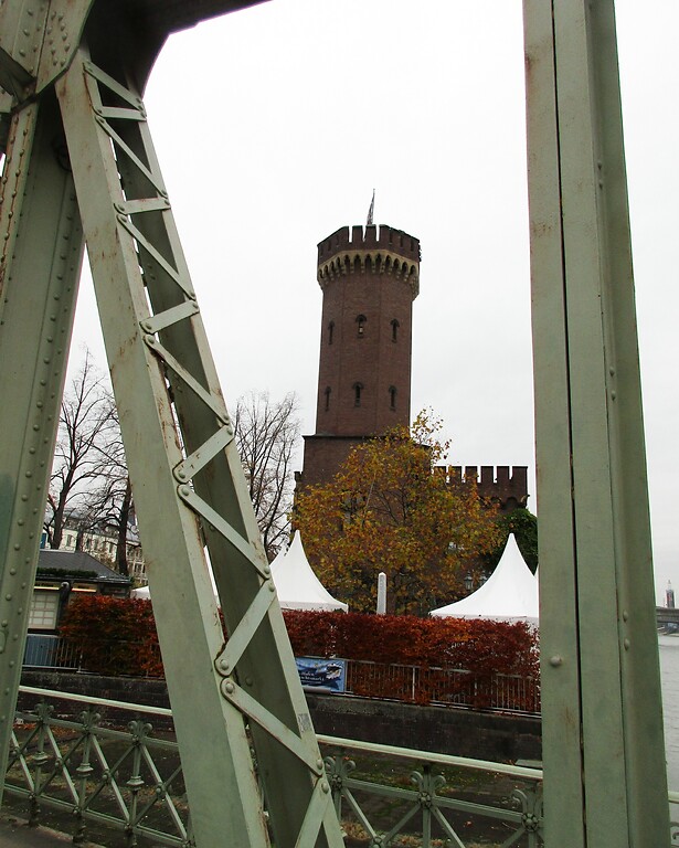Blick von der Hafendrehbrücke zum Kölner Rheinauhafen auf den Malakoffturm am Kölner Holzmarkt (2021).
