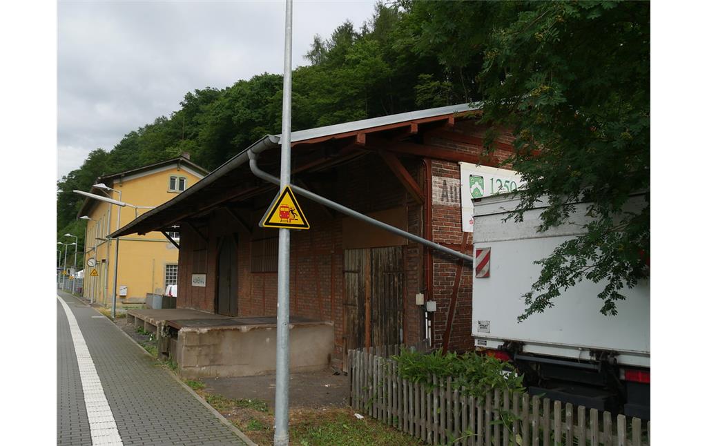Westansicht des Güterschuppens des Bahnhofs Aumenau in Villmar-Aumenau (2017)
