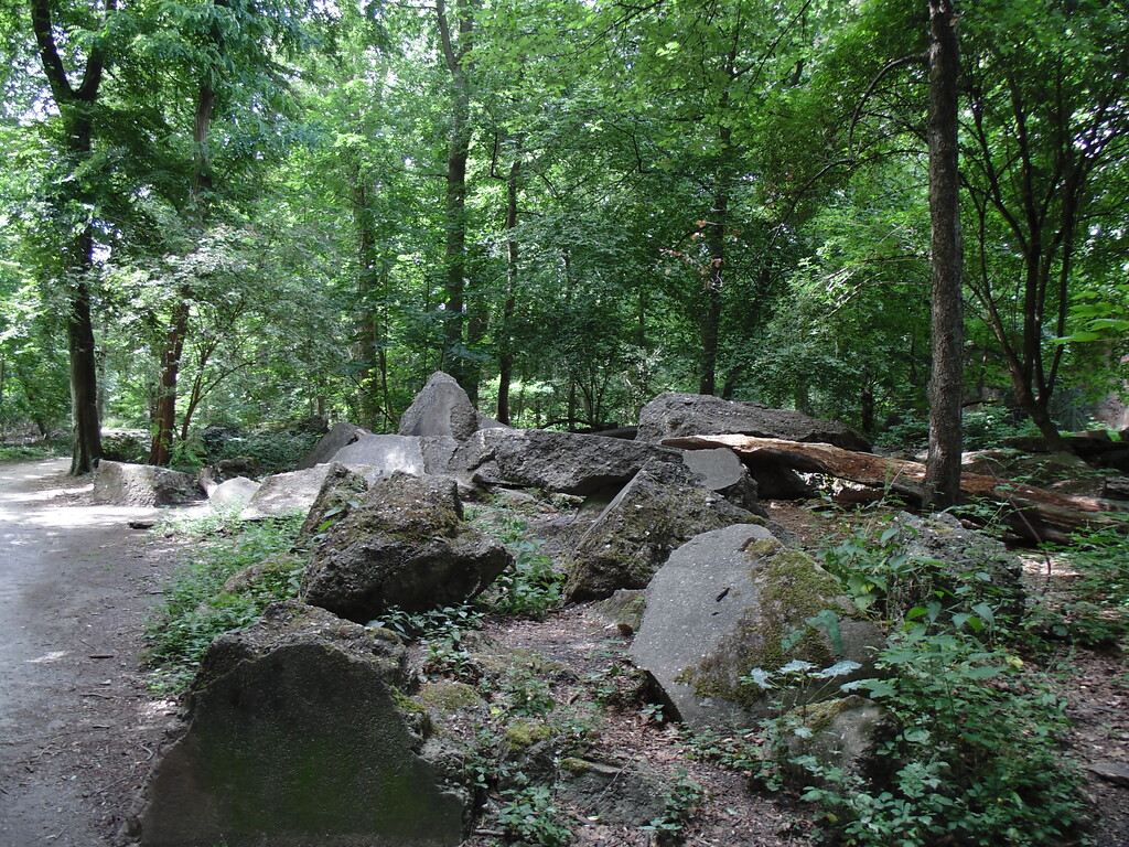 Massive und nicht weiter identifizierte Betonbrocken im Stadtwald in Köln-Lindenthal (2020).
