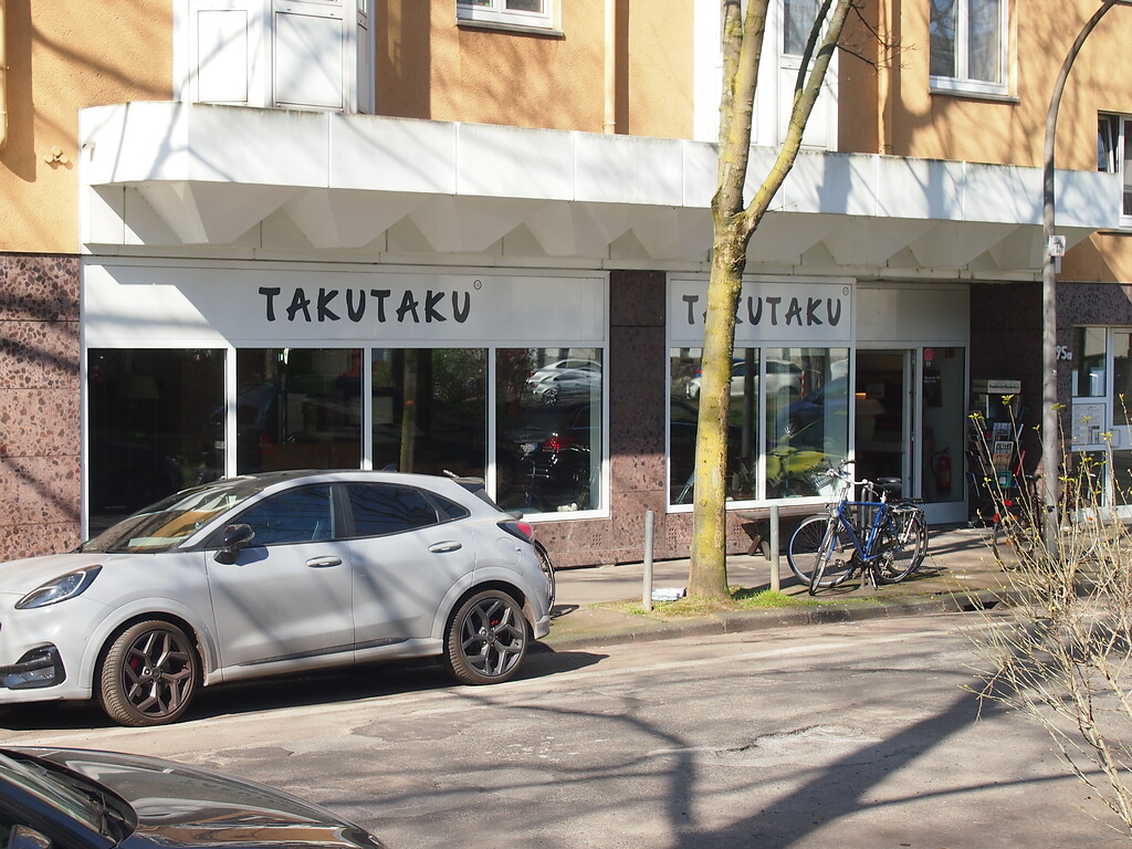 Ein Ladenfachgeschäft am Takuplatz in Köln-Neuehrenfeld mit dem Namen "TAKUTAKU" (2022).