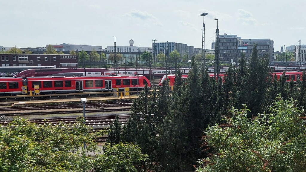 Blick in Richtung des Stadtteils Köln-Kalk über Bahnanlagen und Gleise zum Bahnhof Köln Messe/Deutz (2024).