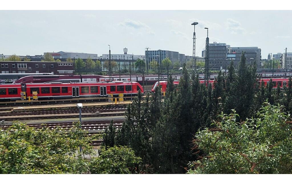 Blick in Richtung des Stadtteils Köln-Kalk über Bahnanlagen und Gleise zum Bahnhof Köln Messe/Deutz (2024).