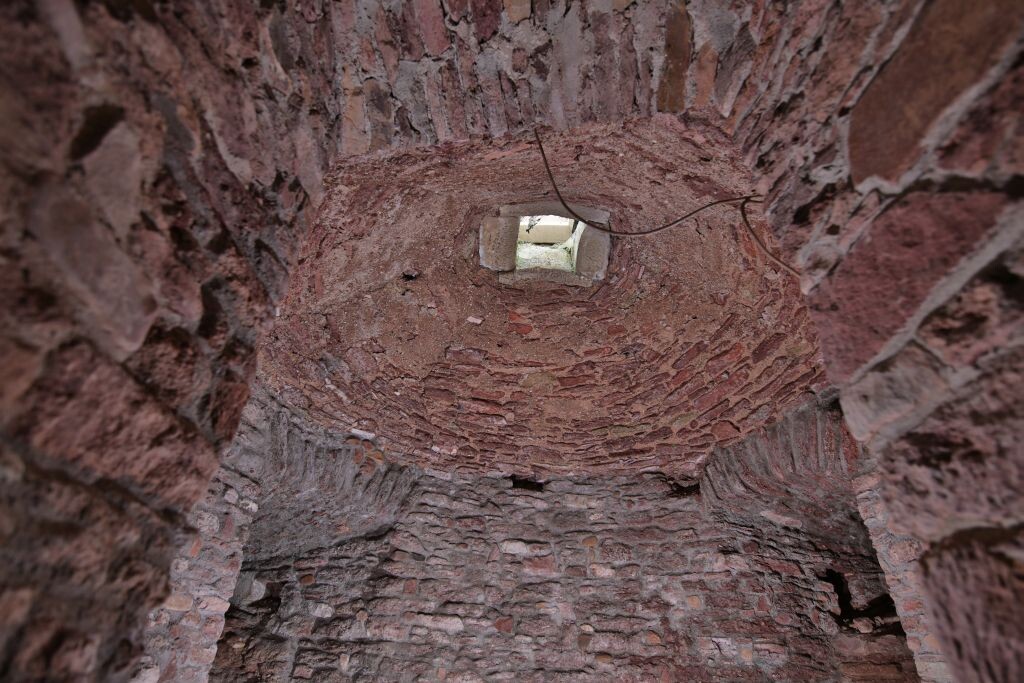 Blick vom Eingang des Turms hoch zum Gewölbe mit dem nachträglich eingelassenen Fenster (2021)