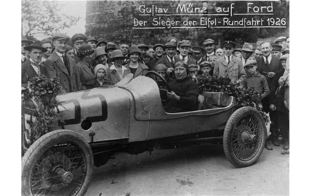 Historische Aufnahme von der "Eifel-Rundfahrt" 1926 (ADAC-Eifelrennen): Der siegreiche Lokalmatador Gustav Münz (1881-1963) aus Düren mit seinem selbst umgebauten Ford T Speedster umringt von Zuschauern.