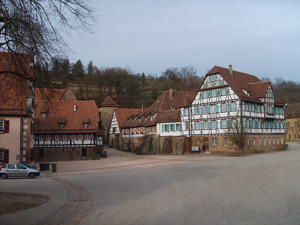 Klosterplatz von Maulbronn mit der Klostermühle links im Bild und dem Kameralgebäude im Zentrum (2013)