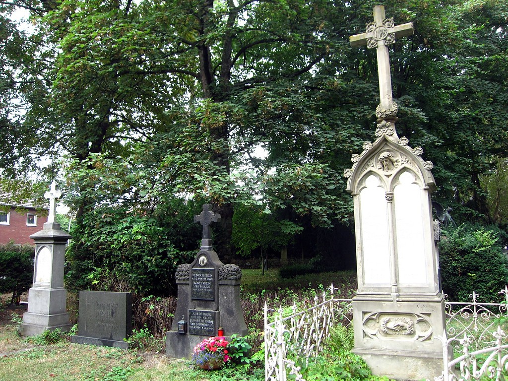 Grabmale auf dem Kirchhof an St. Audomar in Frechen (2013)