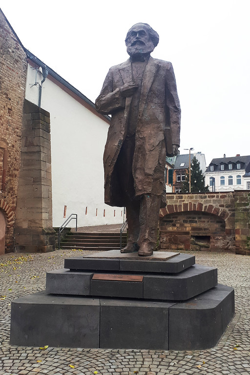 Bronzestatue von Karl Marx (1818-1883) am Simeonstiftplatz in Trier.