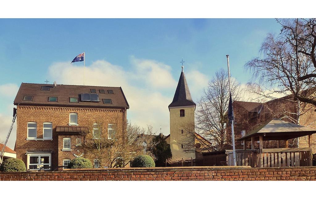 Versöhnungskirche mit ehemaligem Pfarrhaus innerhalb des historischen Ortskerns von Buschhoven (2014)