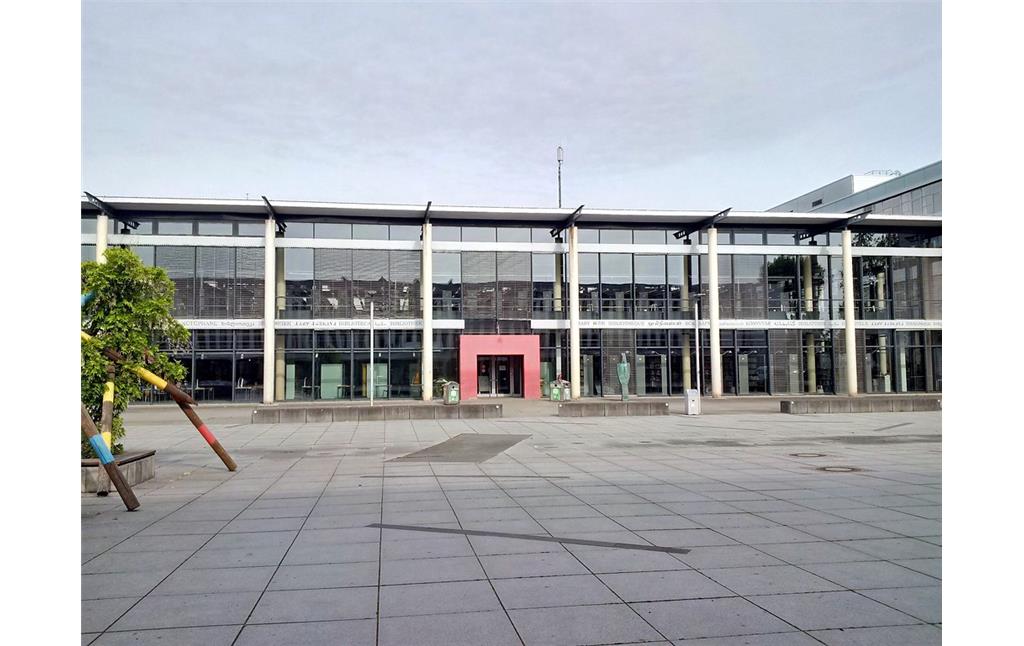 Mikadoplatz und Universitätsbibliothek des Campus Koblenz der Universität Koblenz-Landau (2015)