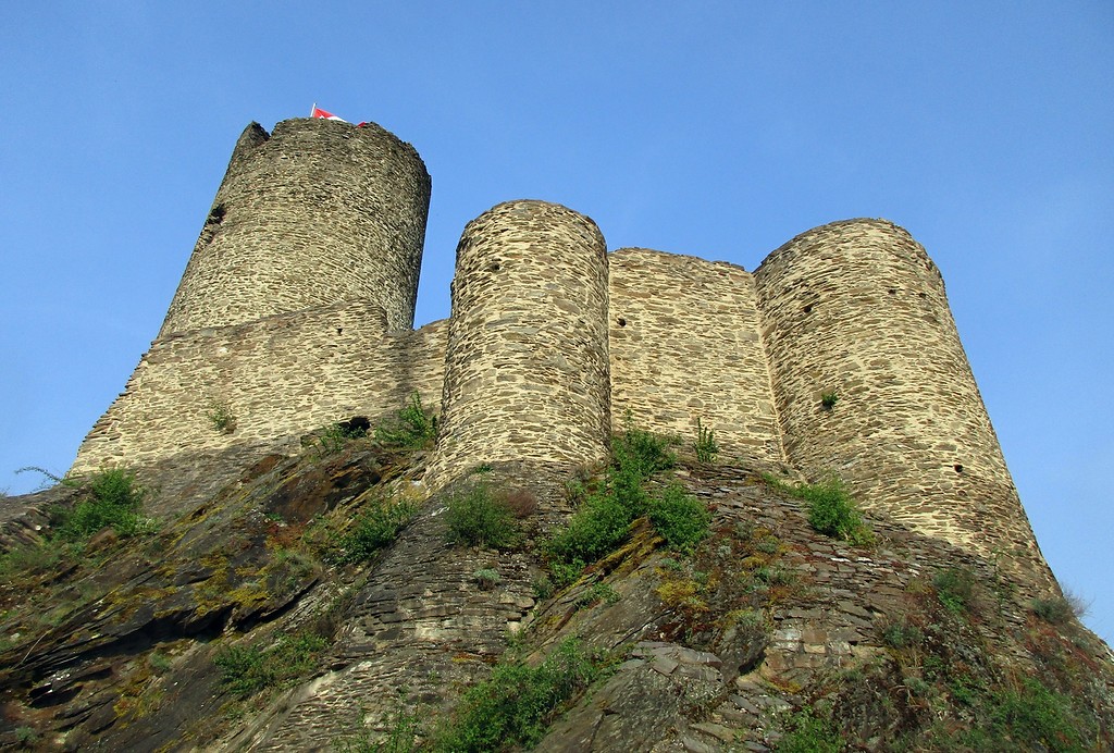 Bergfried und Außenmauern des oberen Burghofs der Ruine der Winneburg bei Cochem, Ansicht von Westen (2018)