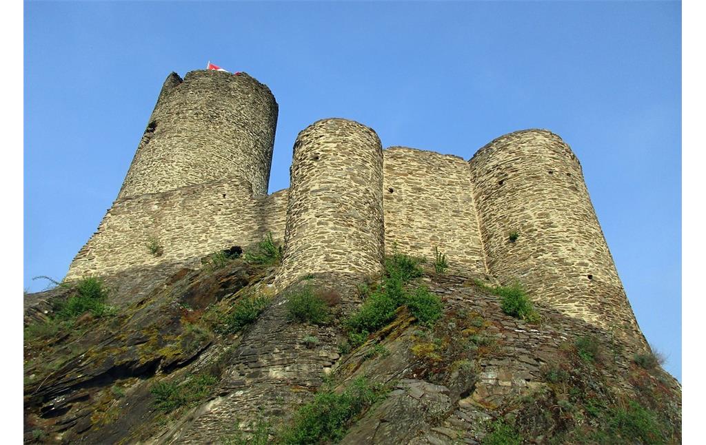Bergfried und Außenmauern des oberen Burghofs der Ruine der Winneburg bei Cochem, Ansicht von Westen (2018)