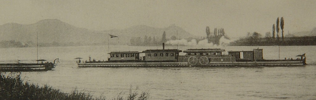 Historische Aufnahme von um 1900: Die Ponte Sieg nahe des Oberkasseler Ufers bei Bonn, im Hintergrund ist das Siebengebirge zu erkennen.