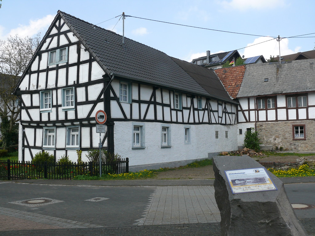 Das westlich gelegene Wohnhaus des Kelberger Winkelgehöfts (Haus Böder) an der Bonner Straße (2009).