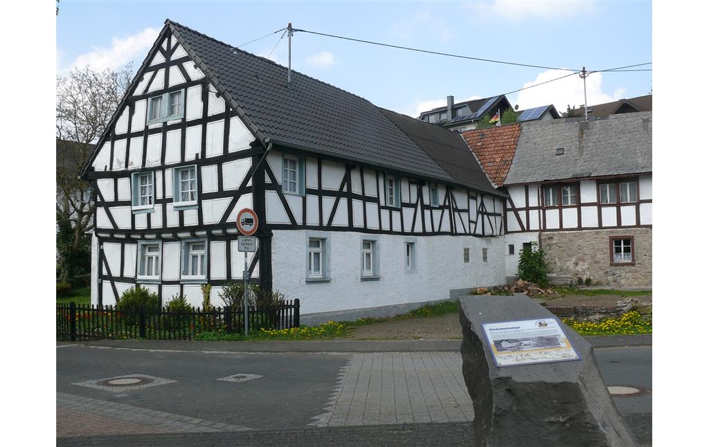 Das westlich gelegene Wohnhaus des Kelberger Winkelgehöfts (Haus Böder) an der Bonner Straße (2009).