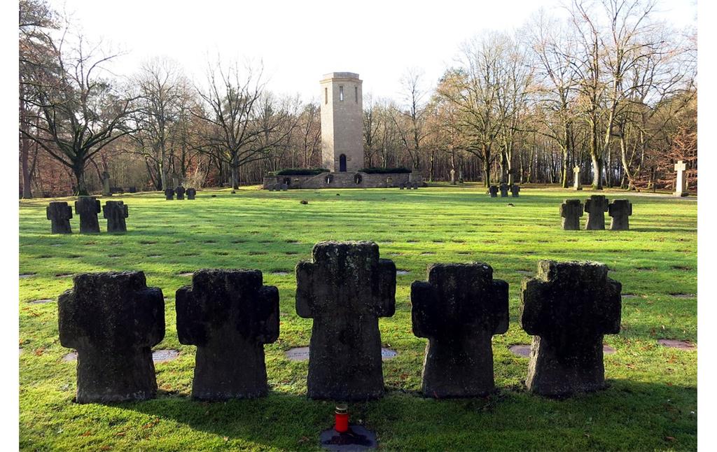 Der Ehrenfriedhof und die Kriegsgräberstätte Kolmeshöhe bei Bitburg (2015).