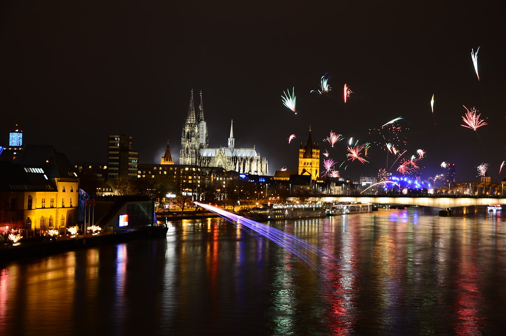 Der Kölner Dom und das Rheinufer von der Severinsbrücke aus fotografiert in der Silvesternacht 2012/2013