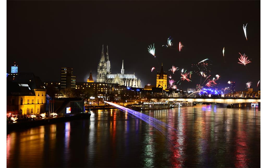 Der Kölner Dom und das Rheinufer von der Severinsbrücke aus fotografiert in der Silvesternacht 2012/2013