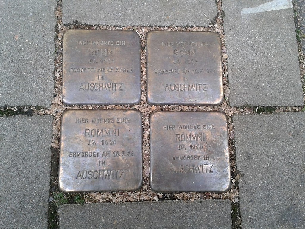 Stolpersteine an der Mülheimer Freiheit 94 in Köln erinnern an einst hier lebende und während der NS-Herrschaft in Auschwitz ermordete Roma (2015).