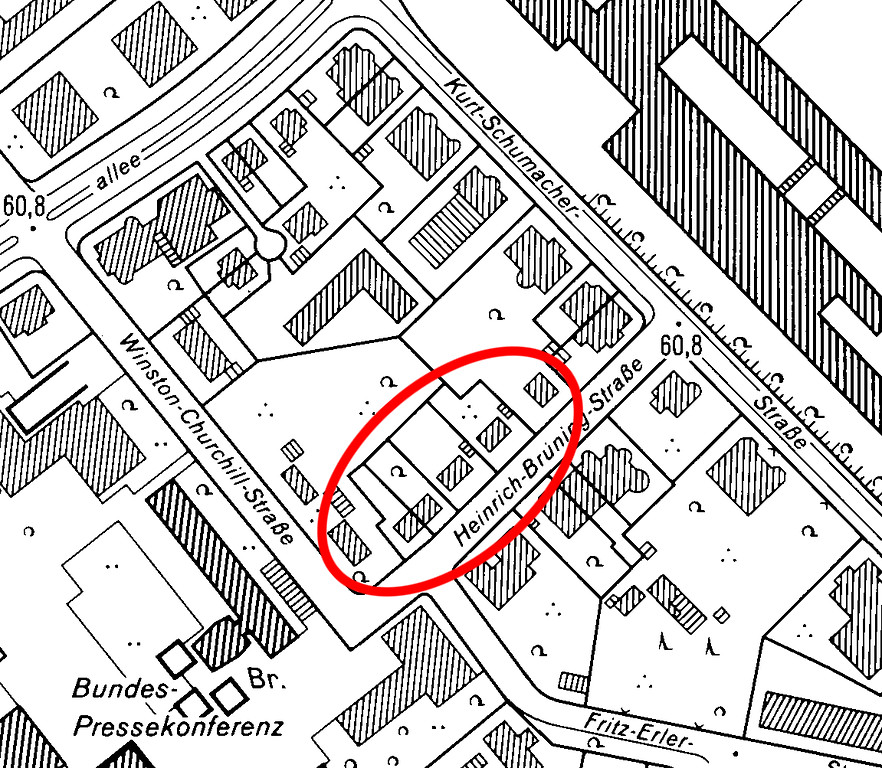 Ausschnitt aus der Deutschen Grundkarte 1:5.000, Blatt 5208.29, Kessenich, aus dem Jahr 2001. Im zentralen Bereich des Kartenbildes sind die Wohnhäuser  Heinrich-Brüning-Straße 7/9, 11, 13 markiert, die 2004 abgerissen wurden.