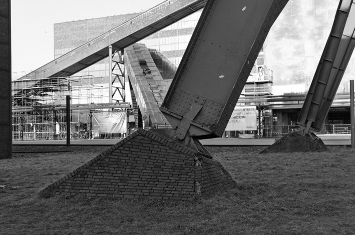 Detailaufnahme der Fundamente und der Widerlager des Fördergerüstes von Zollverein 12 (2008).
