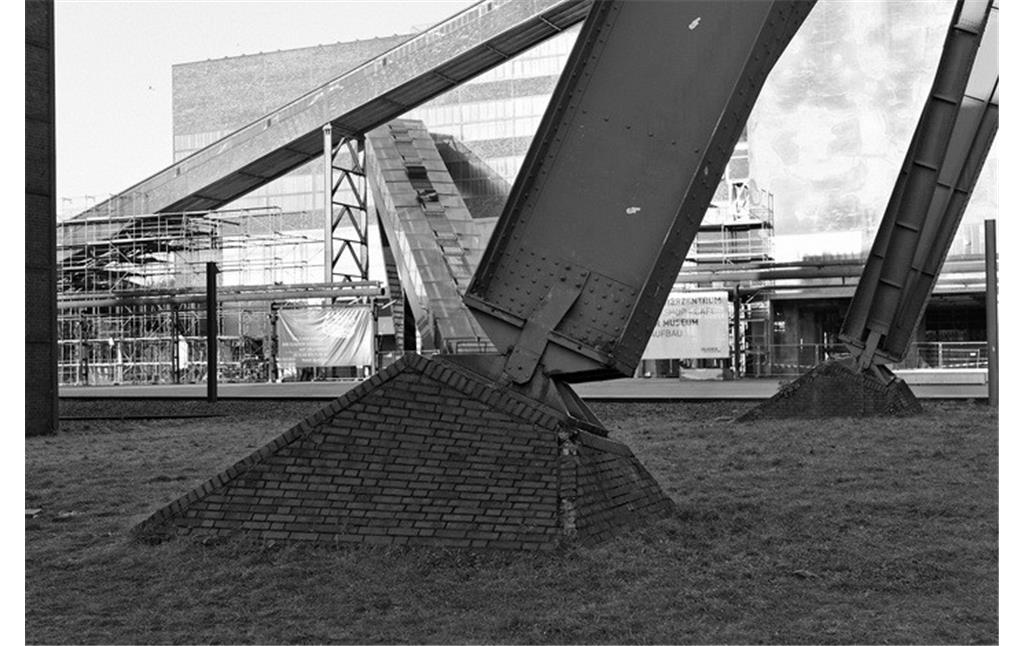 Detailaufnahme der Fundamente und der Widerlager des Fördergerüstes von Zollverein 12 (2008).