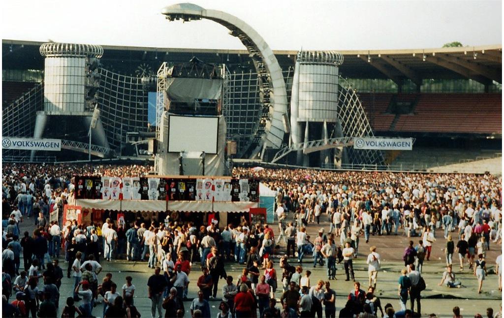 Bühnenaufbauten für ein Konzert der "Rolling Stones" im Müngersdorfer Stadion (1995)