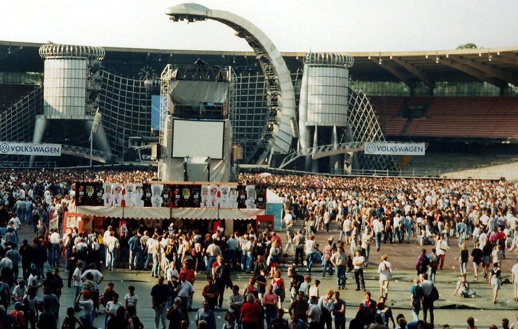 Bühnenaufbauten für ein Konzert der "Rolling Stones" im Müngersdorfer Stadion (1995)