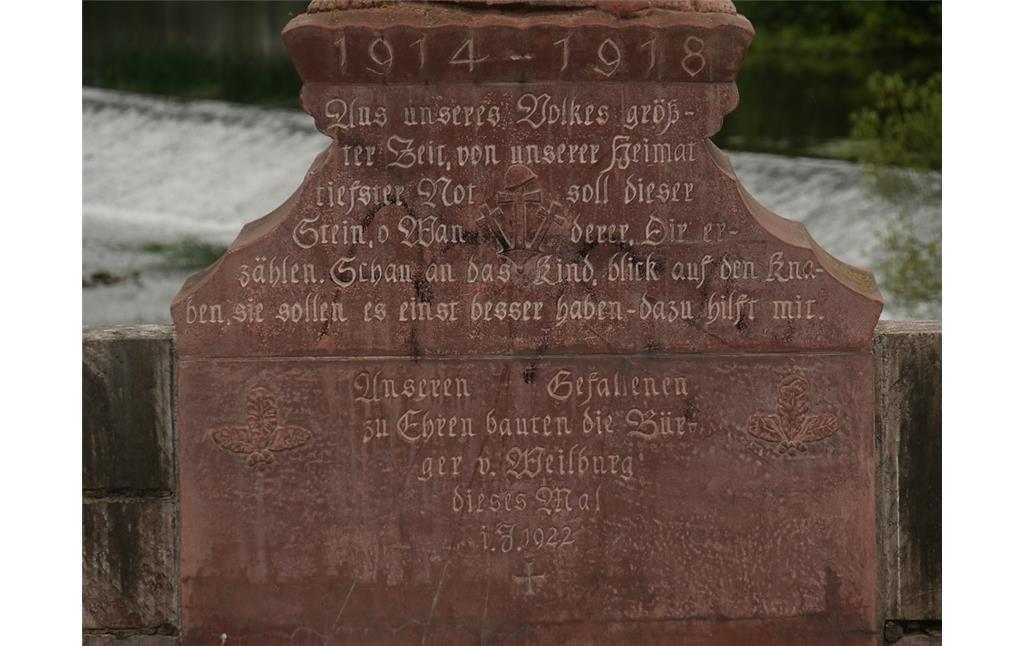 Inschrift des Denkmals zu Ehren der Opfer des Ersten Weltkriegs auf der Steinernen Brücke in Weilburg (2017)