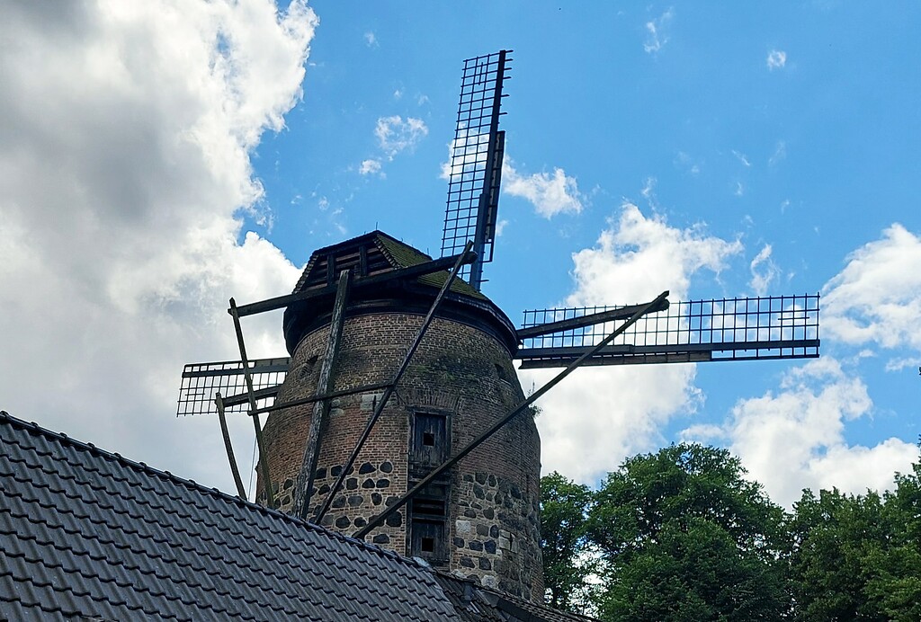 Die Stadtmühle der mittelalterlichen Zollfeste Zons (Feste Zons), heute Stadtteil Dormagen-Zons (2022), Ansicht von der Mühlenstraße.