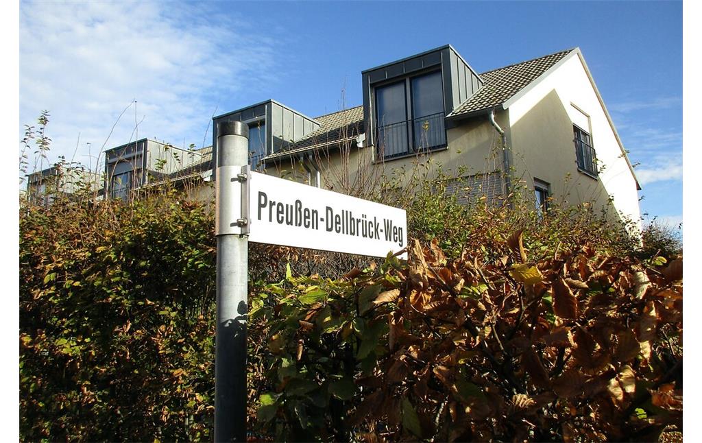 Wohnbebauung im 2006 so benannten "Preußen-Dellbrück-Weg", der in Köln-Dellbrück an das frühere Stadion "Et Höffge" des SC Preußen Dellbrück erinnert (2022).