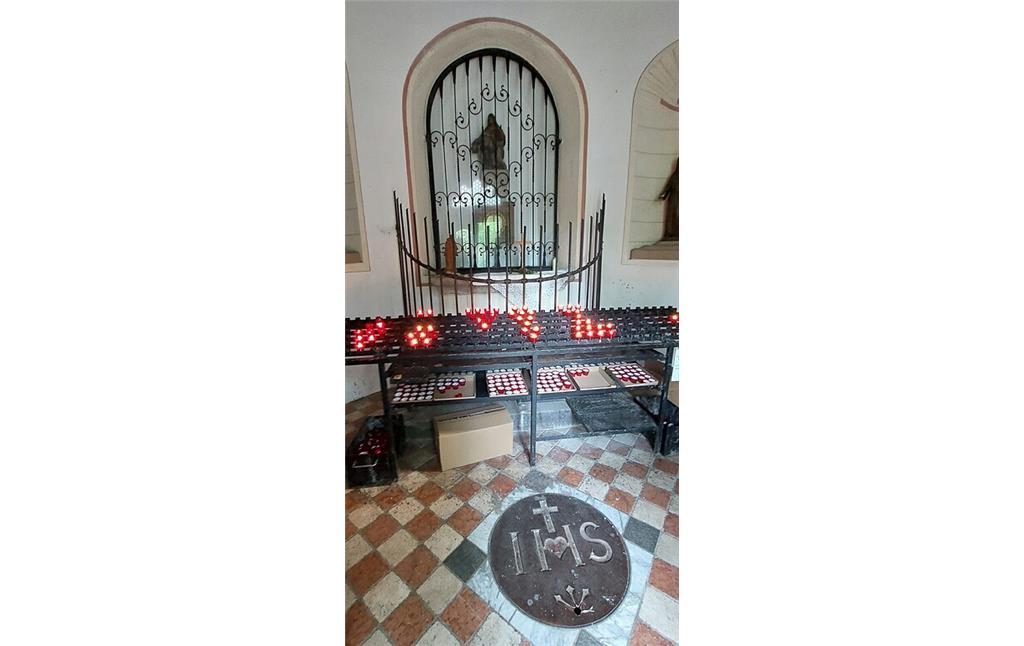Der Altar der 1686 errichteten Wallfahrtskapelle im Rheinbacher Stadtwald (2022). Der hier verehrte Holzscheit mit dem Christusmonogramm "IHS" ist eine 1986 geschaffene Replik des 1984 gestohlenen silbergefassten Holzscheits.