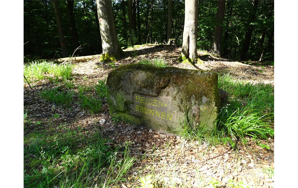 Ritterstein Nr. 142 "Heiden=Brunnen 100 Schr." nordwestlich von Esthal (2019)
