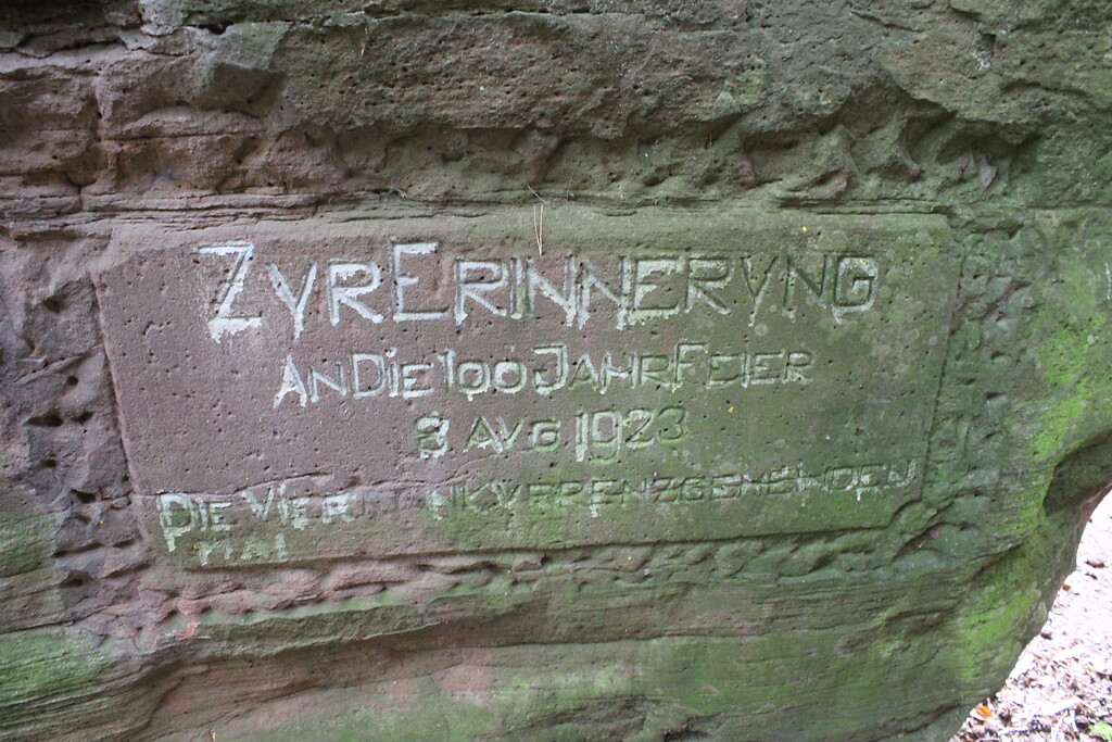 Ritterstein Nr. 90 "Zum Kanzelfelsen mit den Inschriften der Teilung der Haingerade 108 Schr." westlich vom Hambacher Schloss (2021)