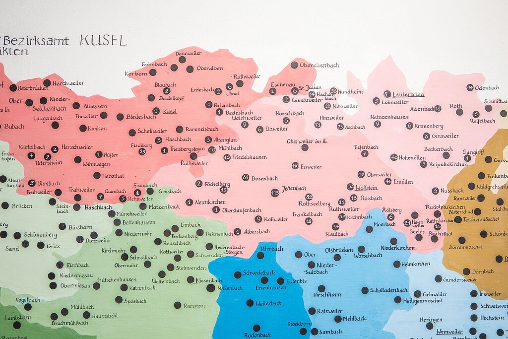 In der Landkarte der Westpfalz aus dem Musikantenland-Museum sind die Zahlen der Wandermusikanten eingezeichnet, die aus den einzelnen Orten stammten (2023)