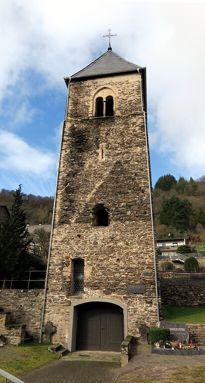 Der Kirchturm der alten Pfarrkirche in Karden von der Moselseite aus gesehen (2023)