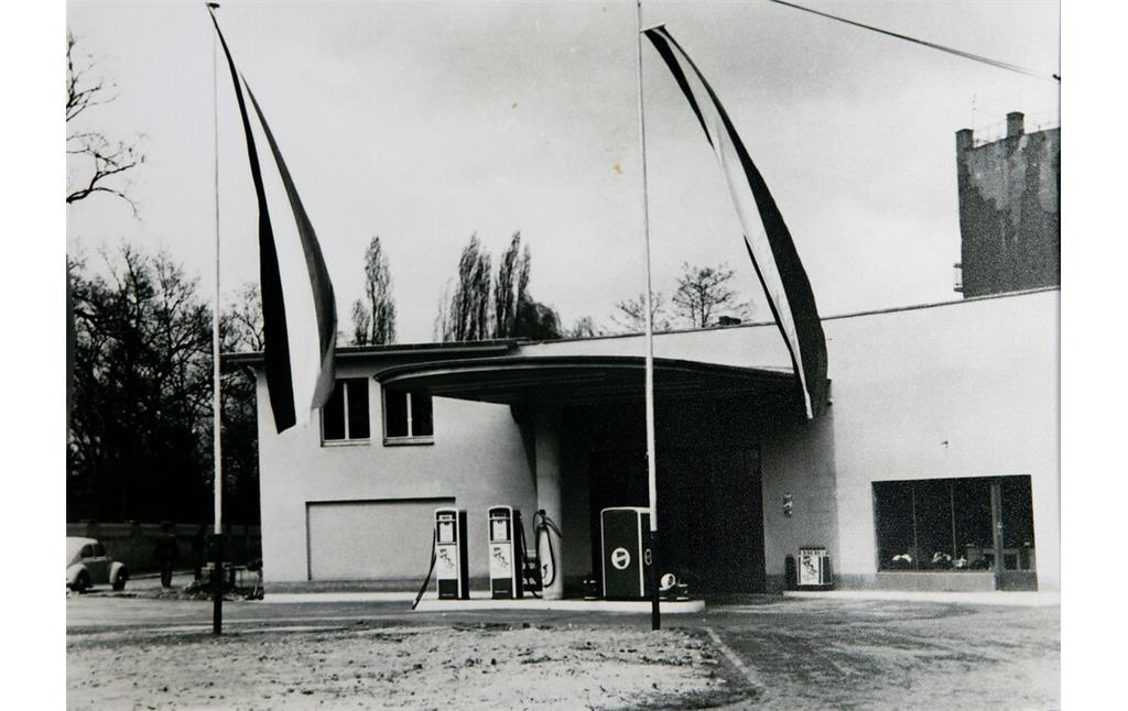 Historische Aufnahme der Tankstelle an der Stammheimer Straße Nr. 9 in Köln-Riehl (1950er-Jahre).