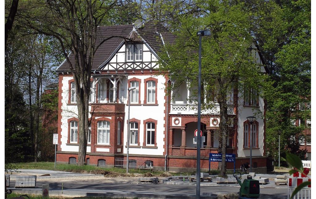 Historisches Gebäude von um 1895, Kommandantenhaus des Schießplatzes Wahn, heutige Augsburger Straße in der Luftwaffenkaserne Wahn in Köln-Wahnheide (2019).