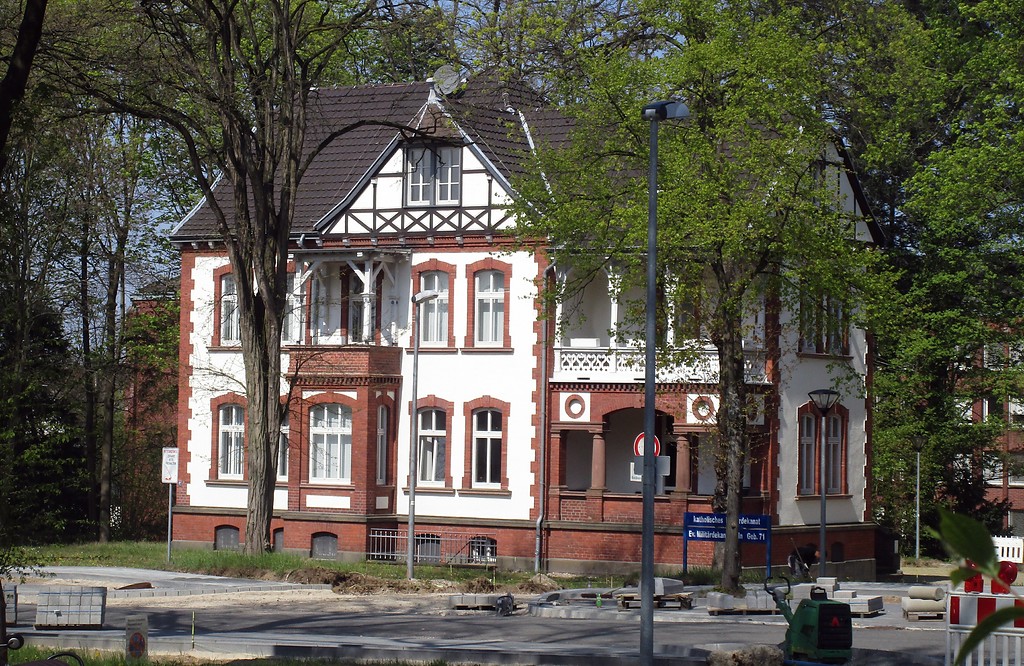 Historisches Gebäude von um 1895, Kommandantenhaus des Schießplatzes Wahn, heutige Augsburger Straße in der Luftwaffenkaserne Wahn in Köln-Wahnheide (2019).