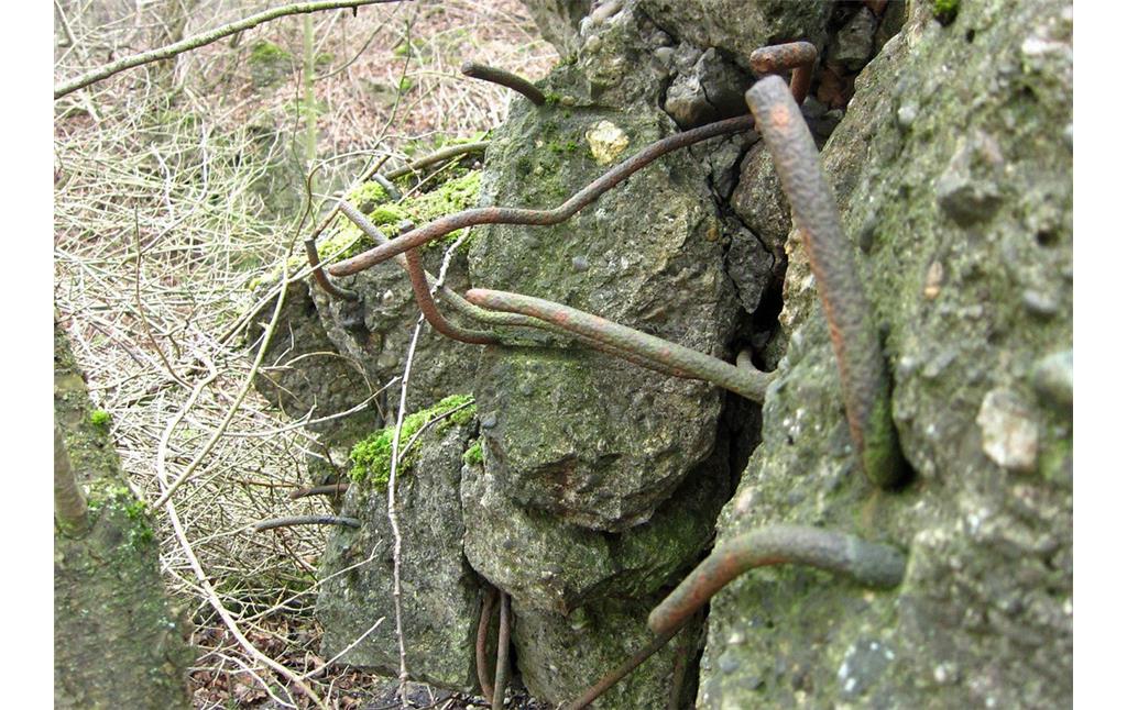 Stahlbetonreste in der Ruine des ehemaligen "Führerhauptquartiers Felsennest" bei Rodert (2012)