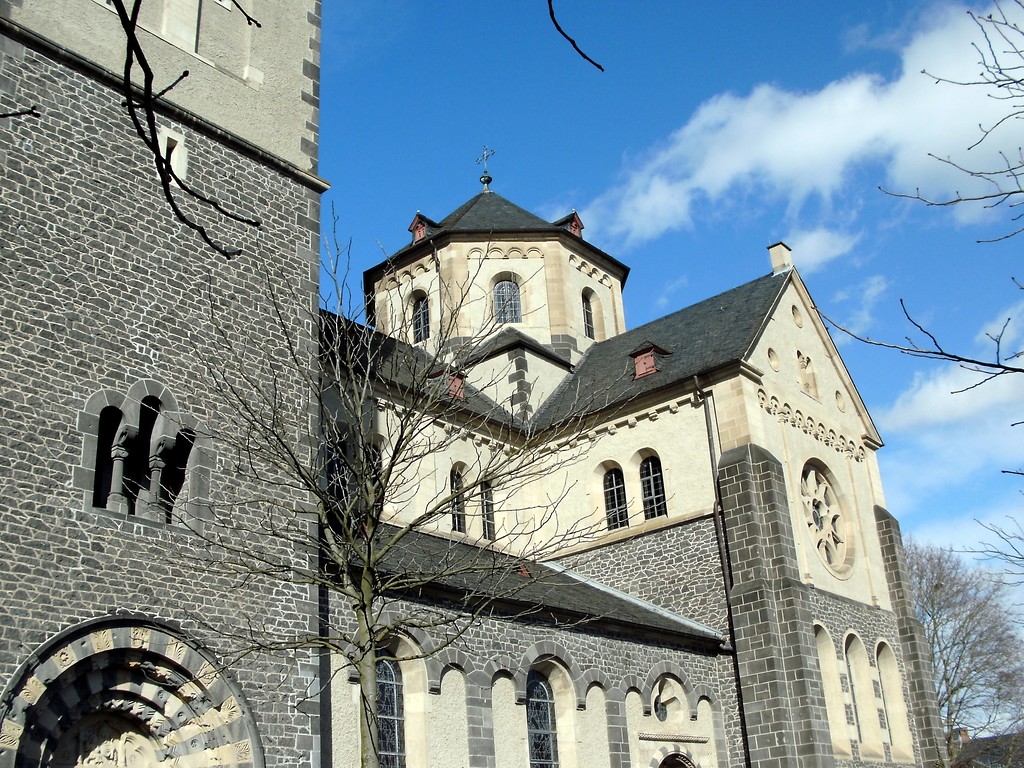 Detailansicht der südlichen Fassade der katholischen Pfarrkirche Herz-Jesu in Mayen (2013).