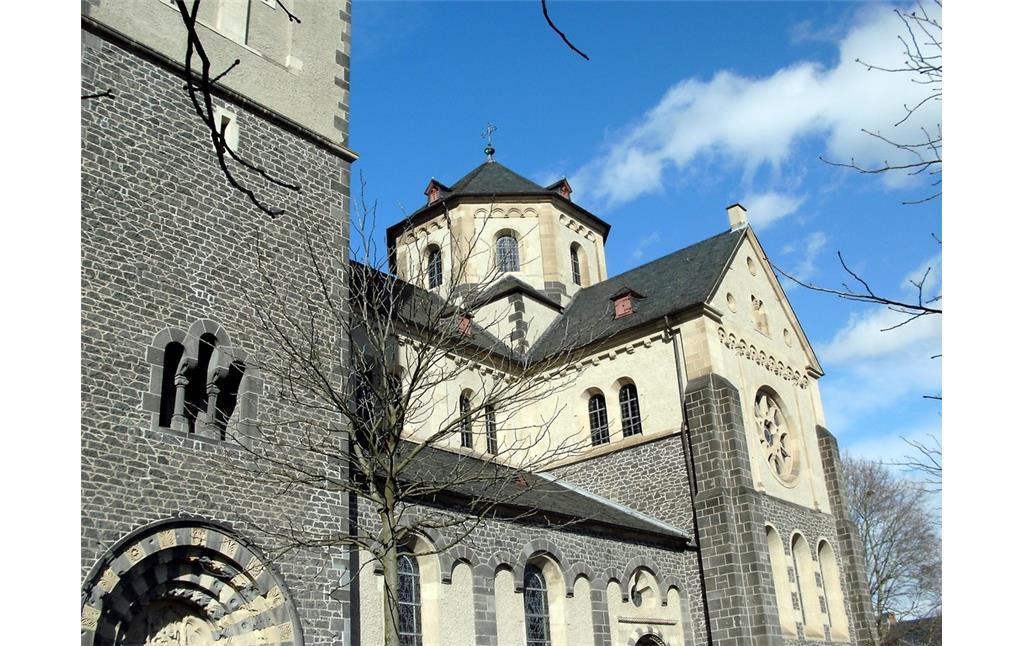 Detailansicht der südlichen Fassade der katholischen Pfarrkirche Herz-Jesu in Mayen (2013).