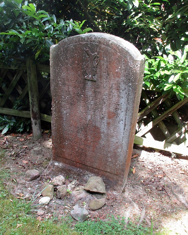 Grabstein auf dem hinteren Gräberfeld auf dem jüdischen Friedhof Trierbachweg in Gürzenich (2017)
