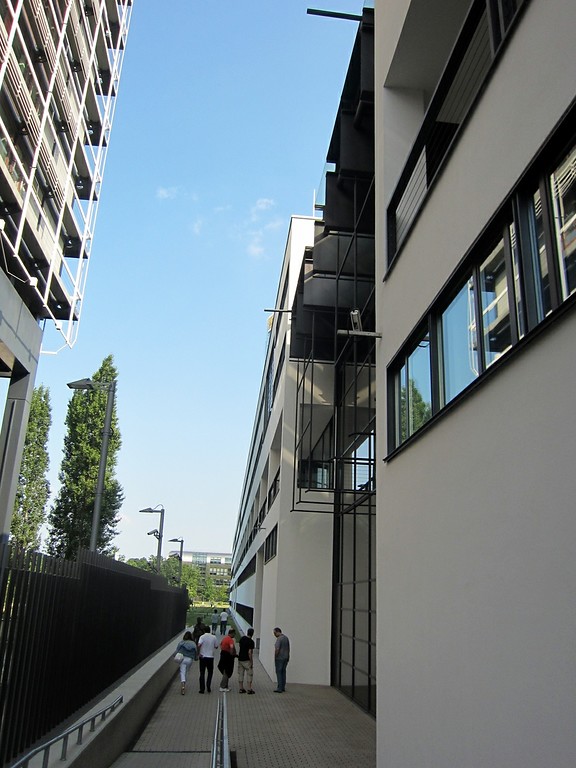 Durchgang für Fußgänger zwischen dem ehemaligen Abgeordnetenhochhaus "Langer Eugen" (links) und dem "Schürmannbau" (2013)