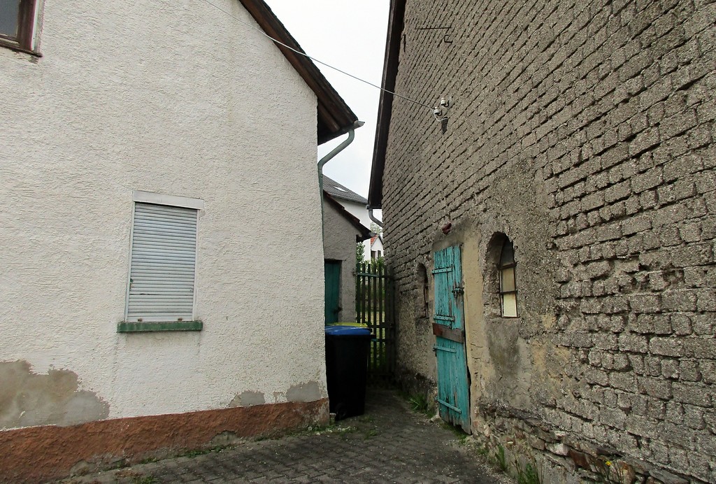 Durchgang zwischen dem Wohnhaus Schlossstraße 3 in Dörrebach und der benachbarten Scheune (2016); hinter den Gebäuden befand sich einst das von der jüdischen Gemeinde als Synagoge bzw. Betstube genutzte Haus, das 1929 wegen Baufälligkeit abgerissen werden musste.