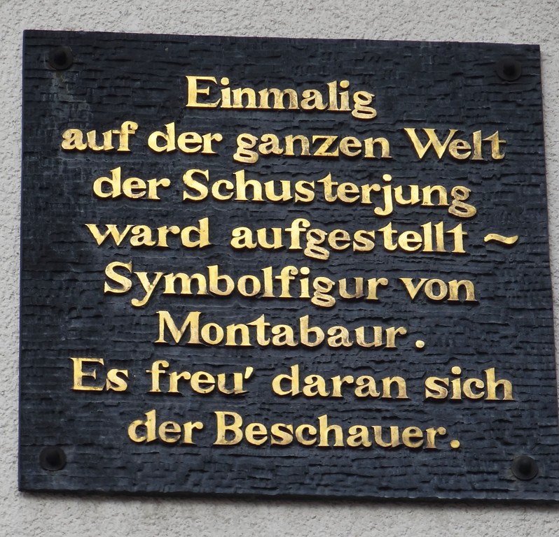 Eine von zwei Schrifttafeln neben dem Schusterjungen am Konrad-Adenauer-Platz in Montabaur (2014)