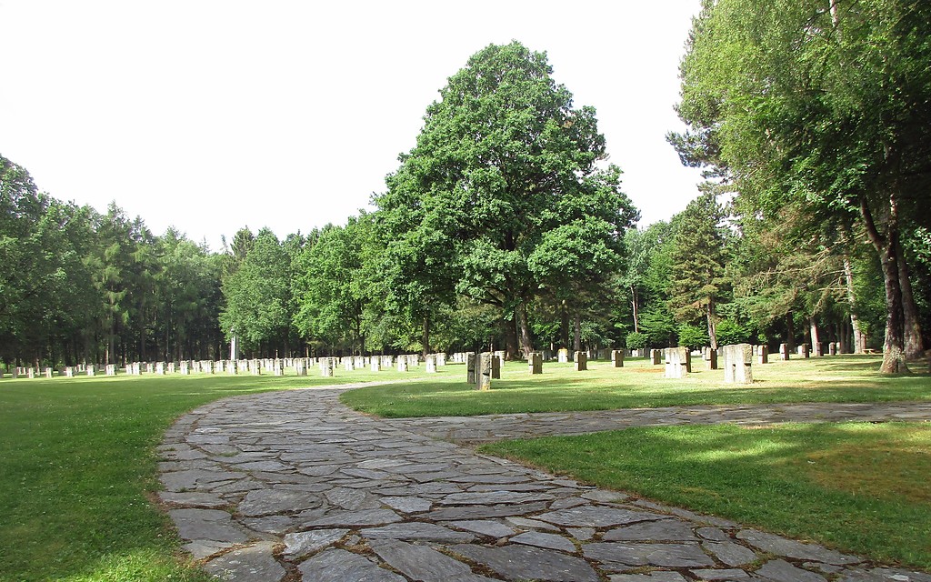Blick auf das Gräberfeld des Soldatenfriedhofes in Hürtgenwald-Hürtgen im Kreis Düren (2017)