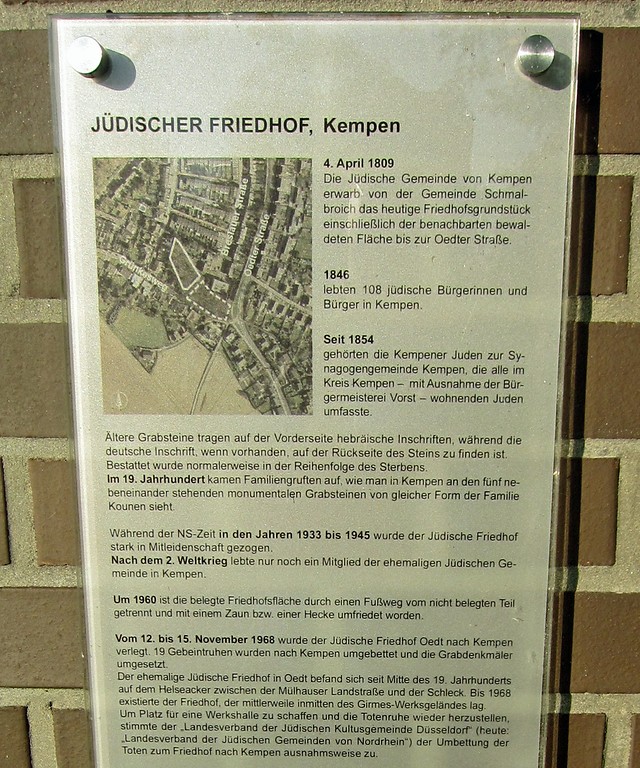 Oberer Teil der Hinweistafel zur Geschichte des Judenfriedhofs Kamperlings in Kempen-Oedt (2013)